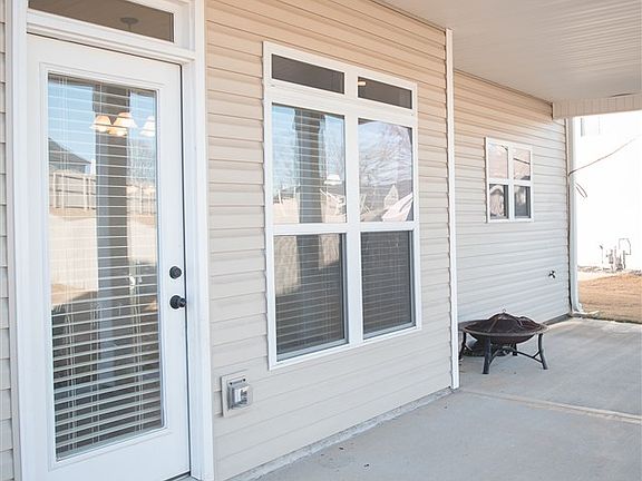 3rd image of 526 W Holloway Dr