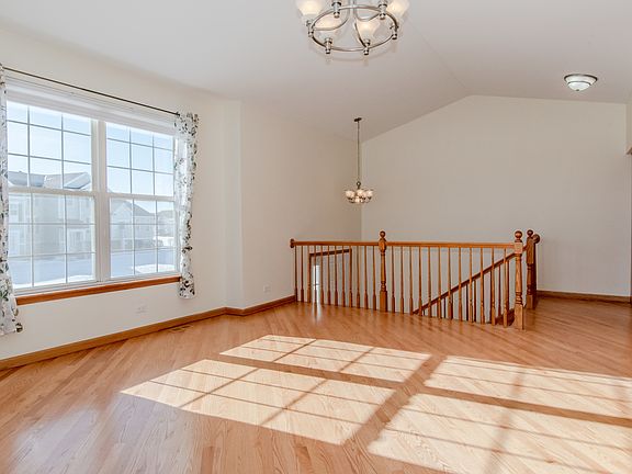 4th image of 1628 Fieldstone Dr N