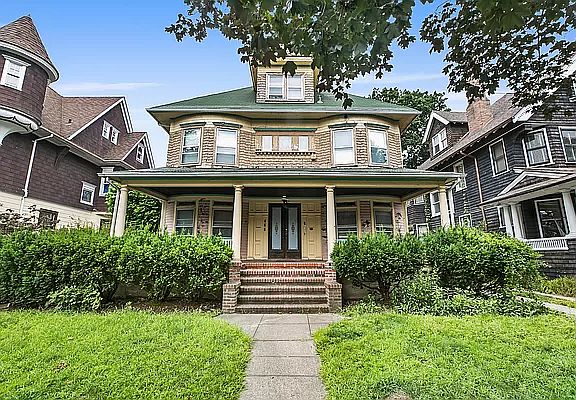 3rd image of 466 E 18th St