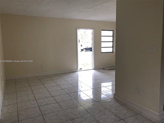 5th image of 2450 NE 188th St Unit 2456