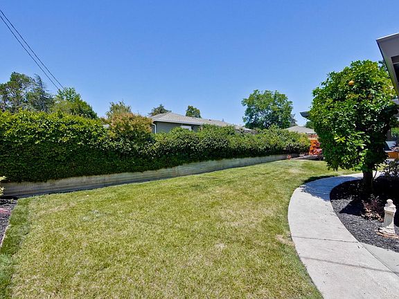 4th image of 2656 Eaton Ave