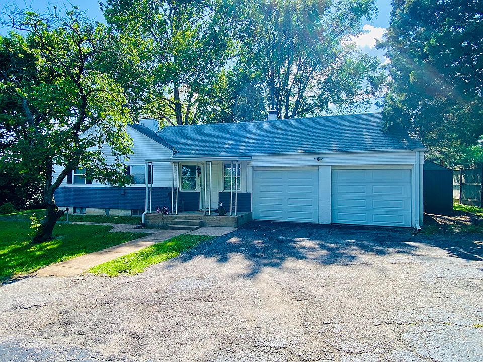 Ranch home with 2 Car Garage in Lindbergh School District