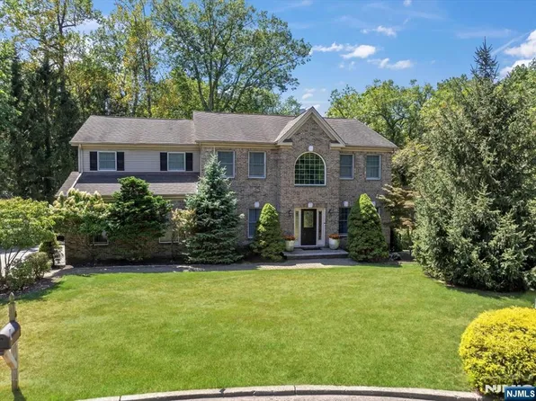 6 Hunting Ridge Ct, Montvale, NJ 07645