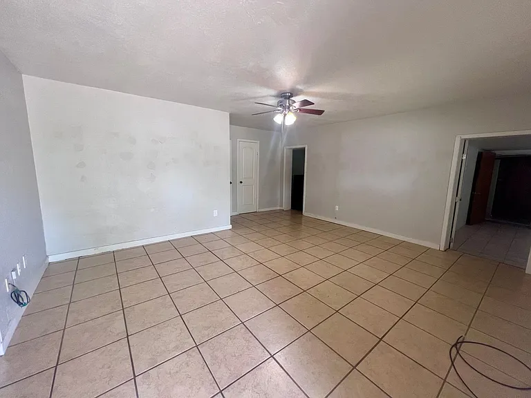 515 SW 6th St — Photo 2