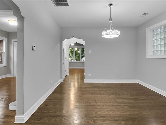 5th image of 2906 N Natoma Ave