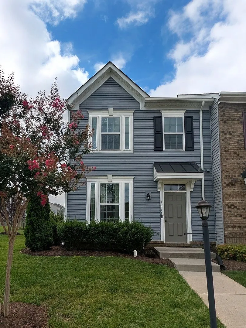 Beautiful 3 Bedroom 3 Bath Townhome for Rent — Photo 1