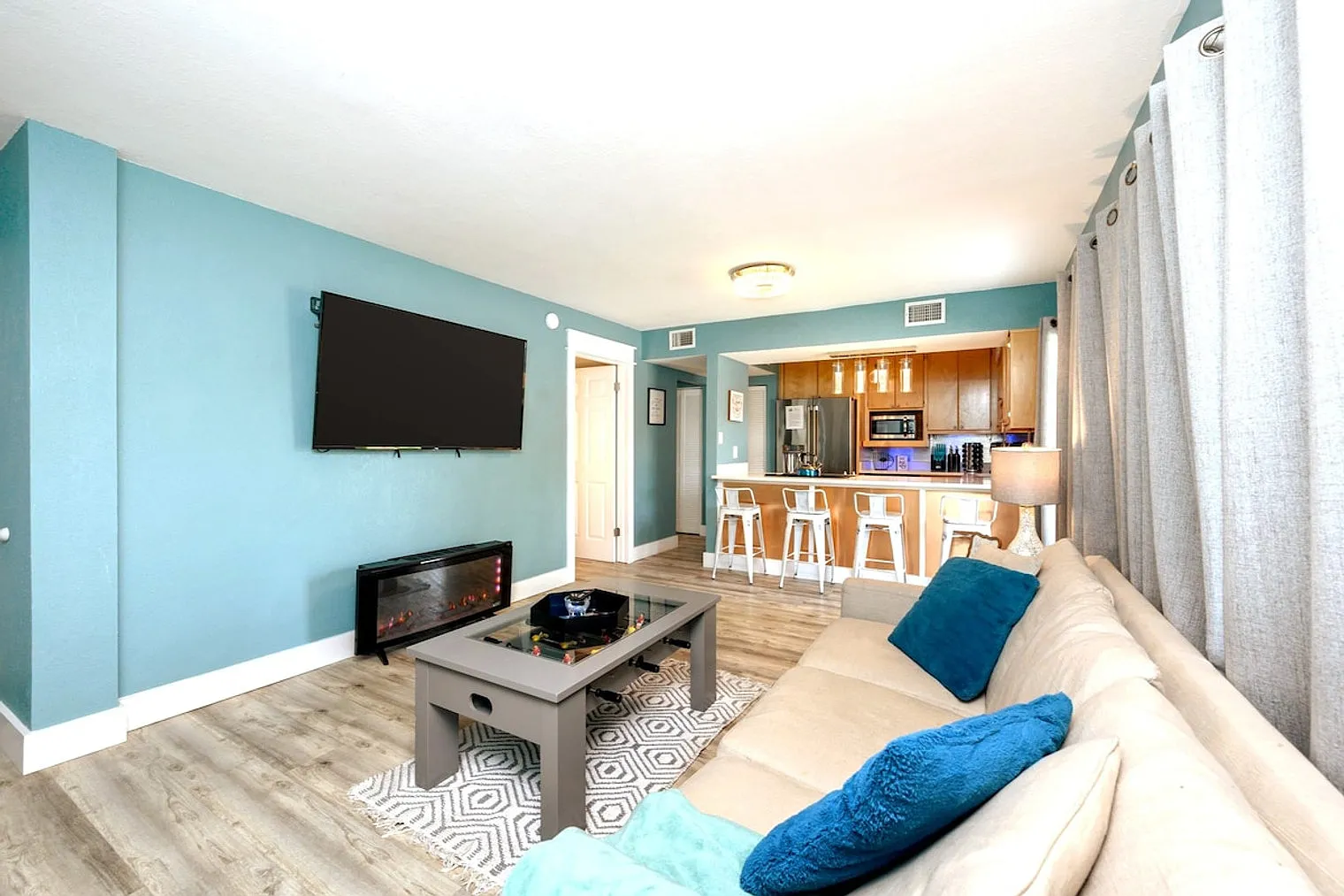 1 bed, 1.0 bath, 699 sqft, $2,143 — Photo 2