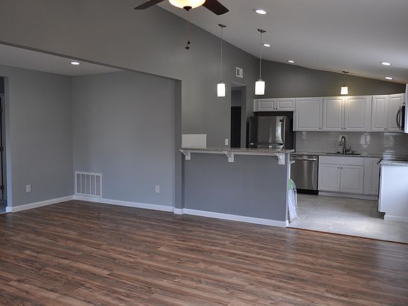 3rd image of 4914 Broadmoor Blvd