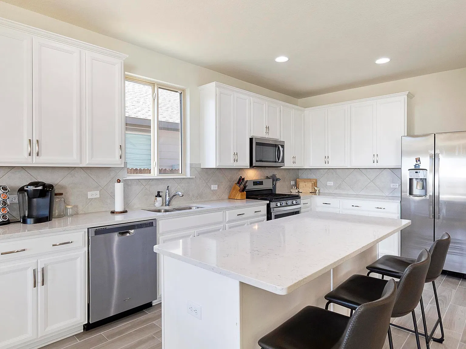 3 bed, 2.5 bath, 2041 sqft, $2,500 — Photo 4