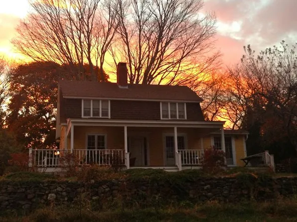 66 Willett Rd, Saunderstown, RI 02874