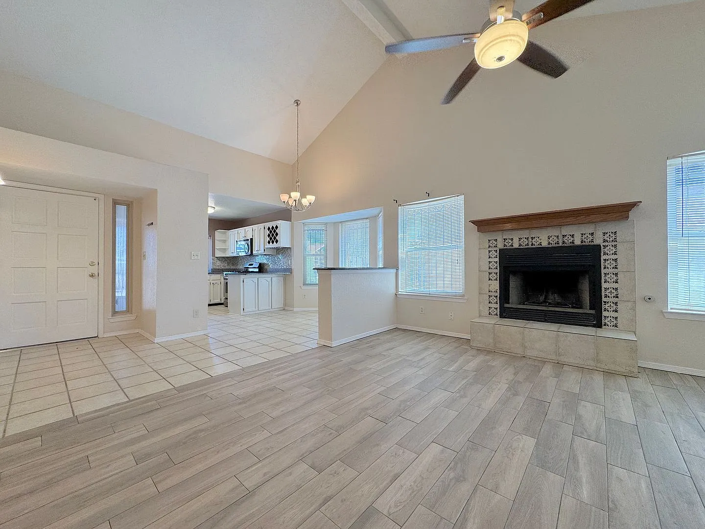 East El Paso 3bed/2bath Refrig A/C! — Photo 3