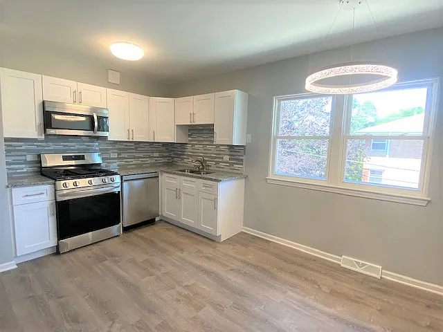 3 bed, 1250 sqft, $2,100 — Photo 3