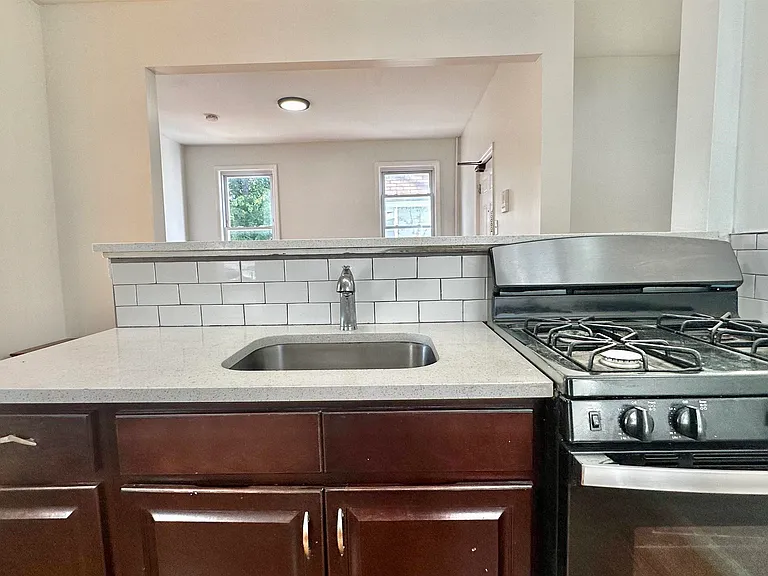 245 Duncan Ave #4 — Photo 6
