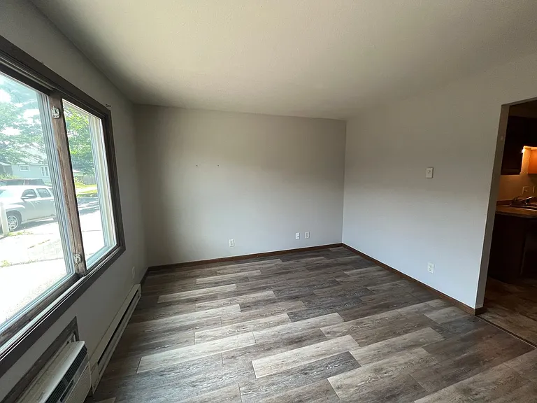 915 Genrich St — Photo 5