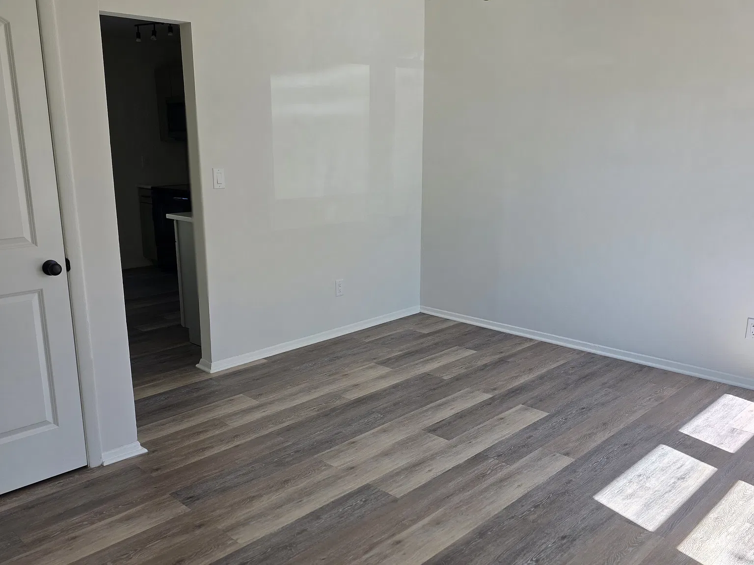 3 bed, 1008 sqft, $1,950 — Photo 2