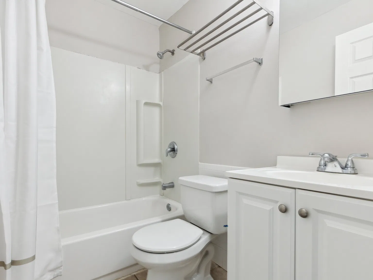 352 N York Rd — Photo 3