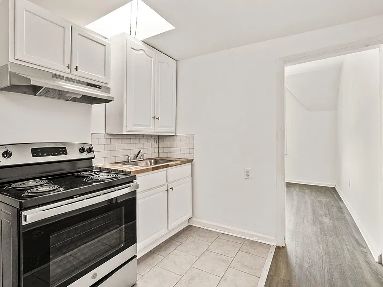 5-4230 Chestnut St #5 — Photo 2