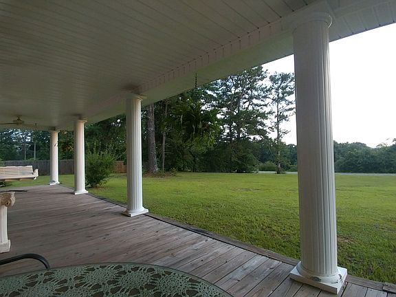 Huge Front Porch and Yard