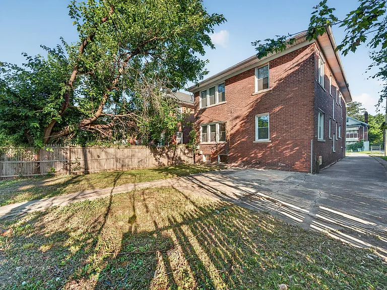 2025 Calvert St — Photo 38
