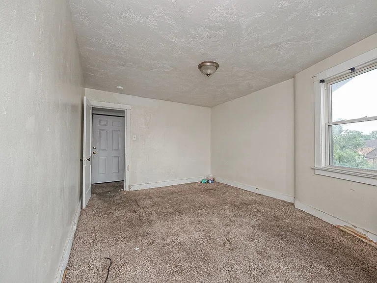 2361 Brownsville Rd — Photo 4