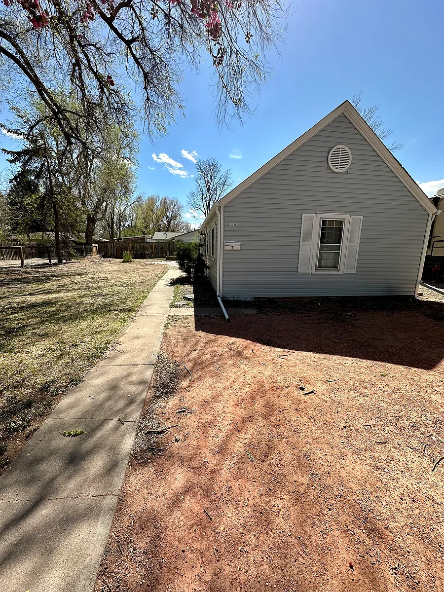 Building Photo - 1217 Maple St