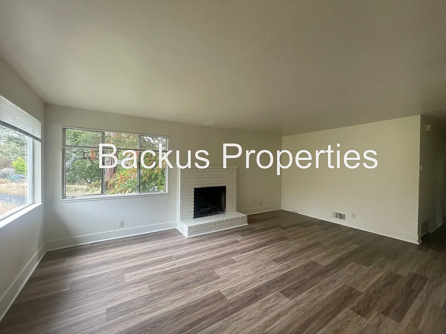 Large two-story home close to Del Monte Shopping Center in Monterey — Photo 2