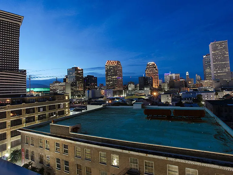 The Howard Luxury Apartments — Photo 39