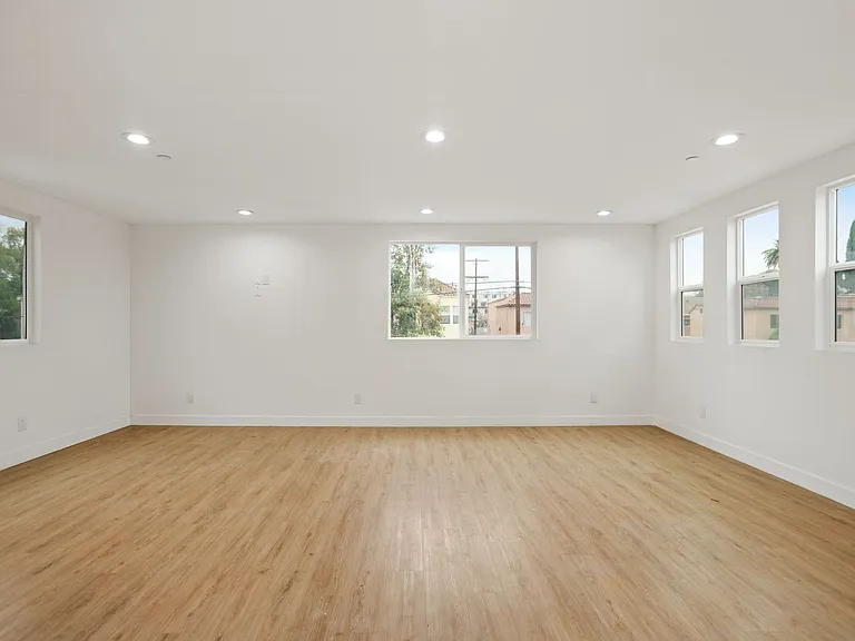 443 N Heliotrope Dr — Photo 20