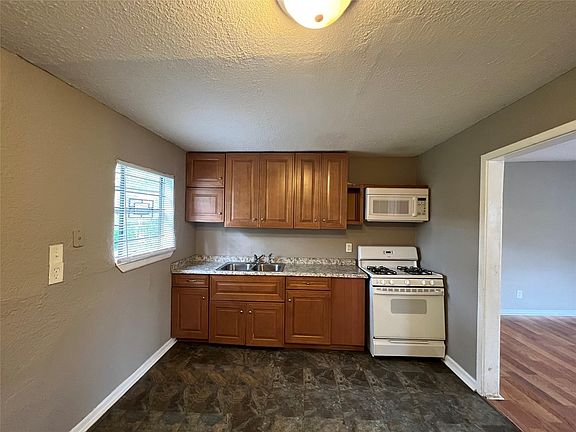 4th image of 4623 Perry St