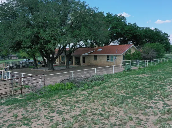 1100 Puccini Ln, Uvalde, TX 78801