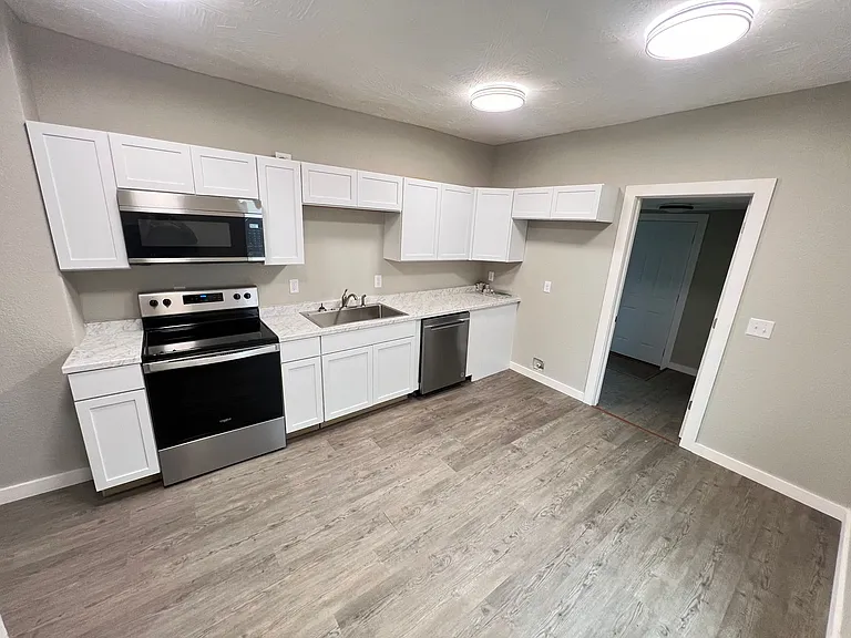 428 W Locust St — Photo 18