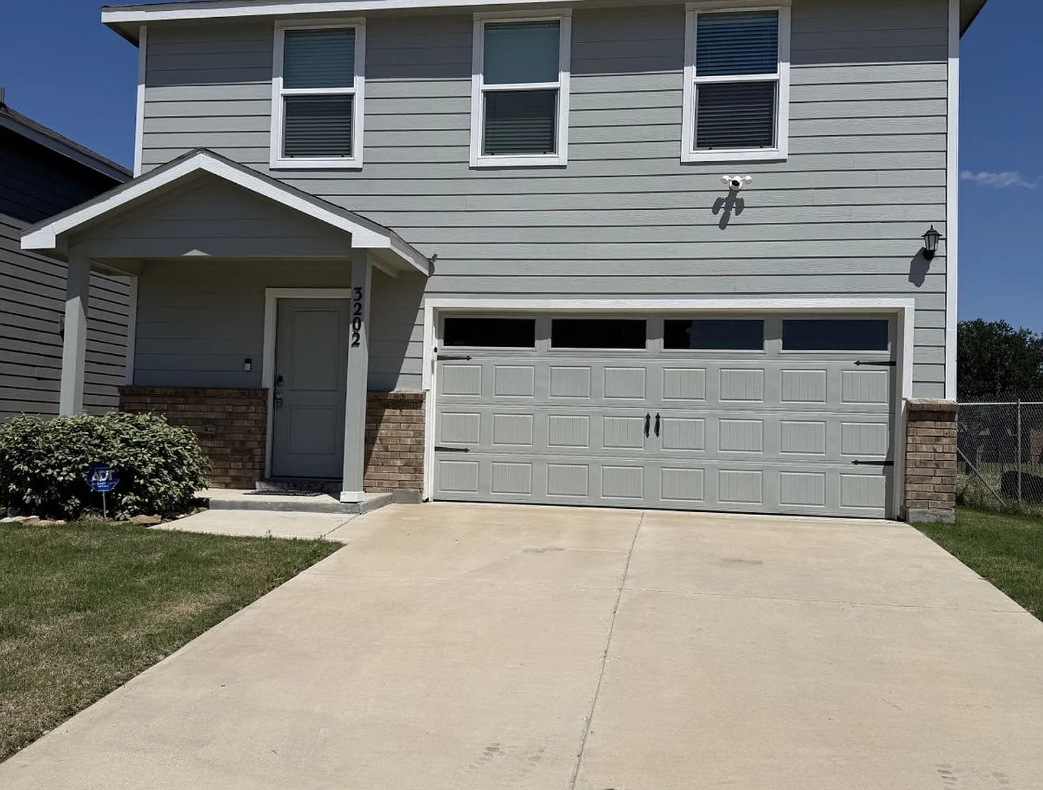 4 bed, 2.0 bath, 1732 sqft, $5,022 — Photo 4