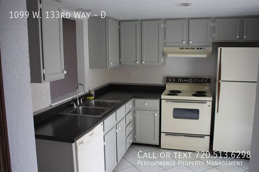 Corner Townhome With Garage And Extra Parking In Quail Crossing - Utilities Included!! — Photo 2