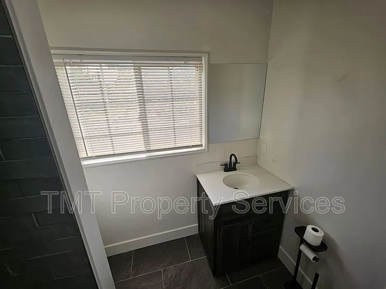 1214 N Pershing Ave — Photo 82