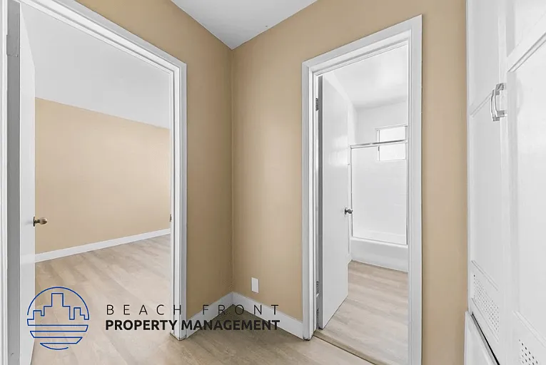608 W Hyde Park Blvd — Photo 23