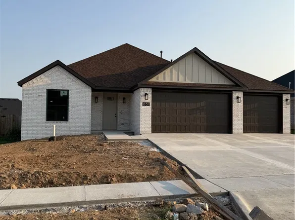 851 E Buchanan St, Prairie Grove, AR 72753