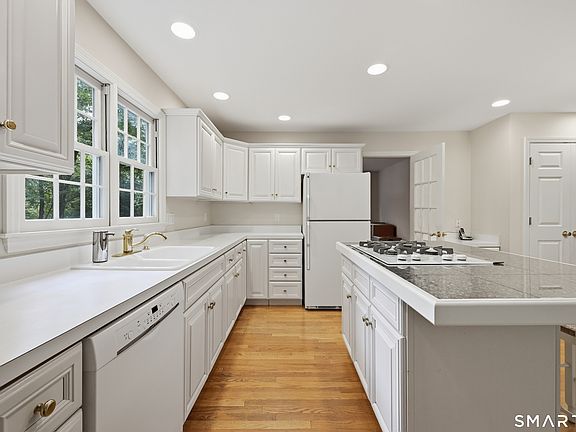 4th image of 18 Cove Road