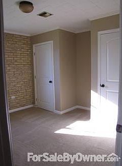 Secondary bedroom
						:
						Note the new interior doors . Desk can be put in niche area. Double closets ...