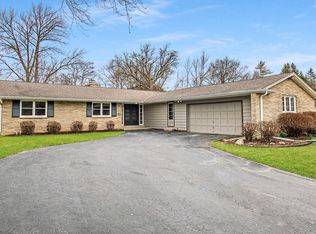 2300 W Kenboern Dr, Glendale, WI 53209