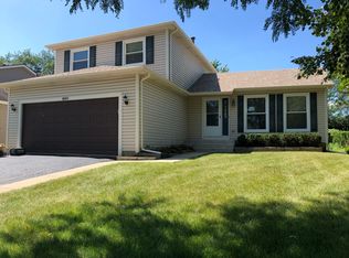 860 Debra Ln, Elk Grove Village, IL 60007