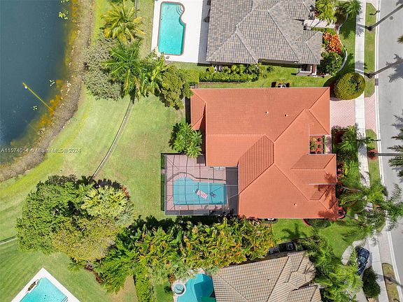 3rd image of 2523 Golf View Dr