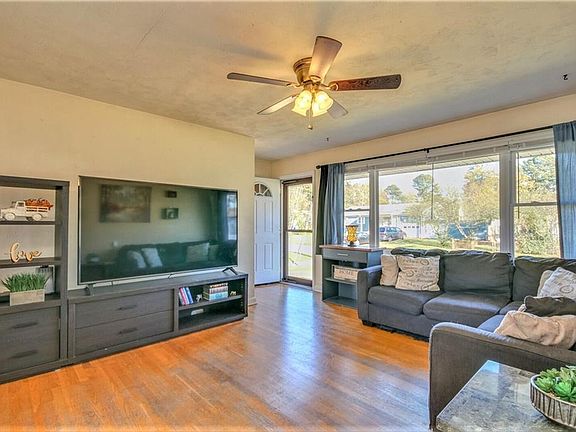 3rd image of 205 Applewood Ln