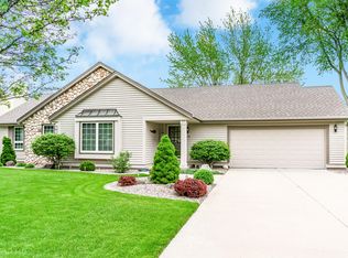 3590 S Sandalwood Dr, New Berlin, WI 53151