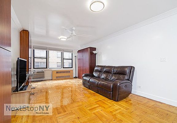 3rd image of 220 E 54th St APT 8A