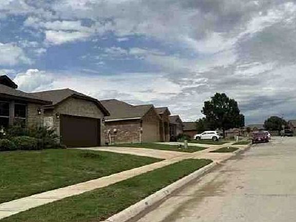Exterior Neighborhood (street photo)