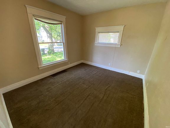 4th image of 606 E Broadway St