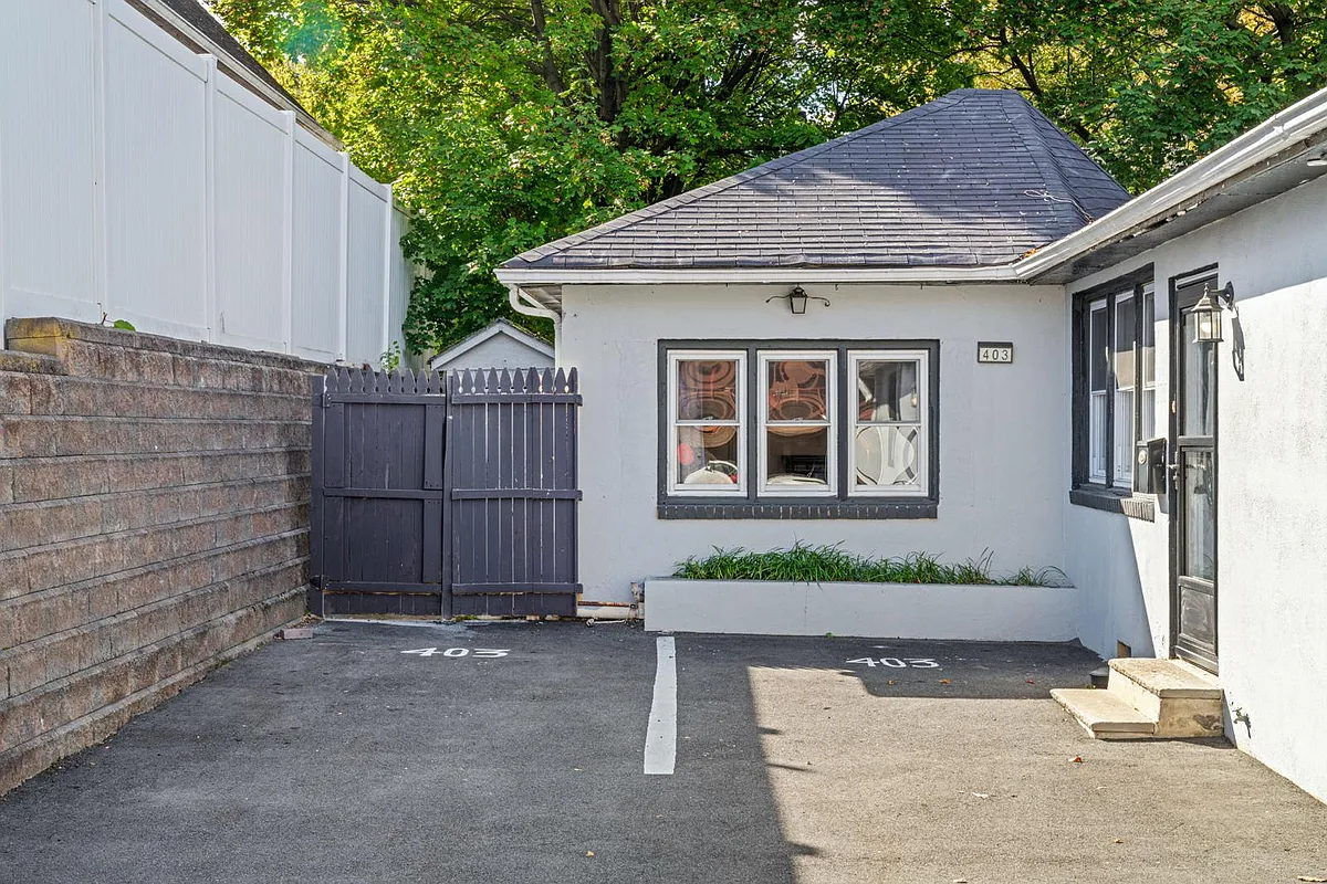 Building Photo - 403 Essex St #B