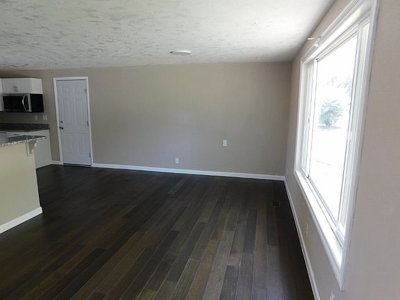 3rd image of 220 Summer View Dr