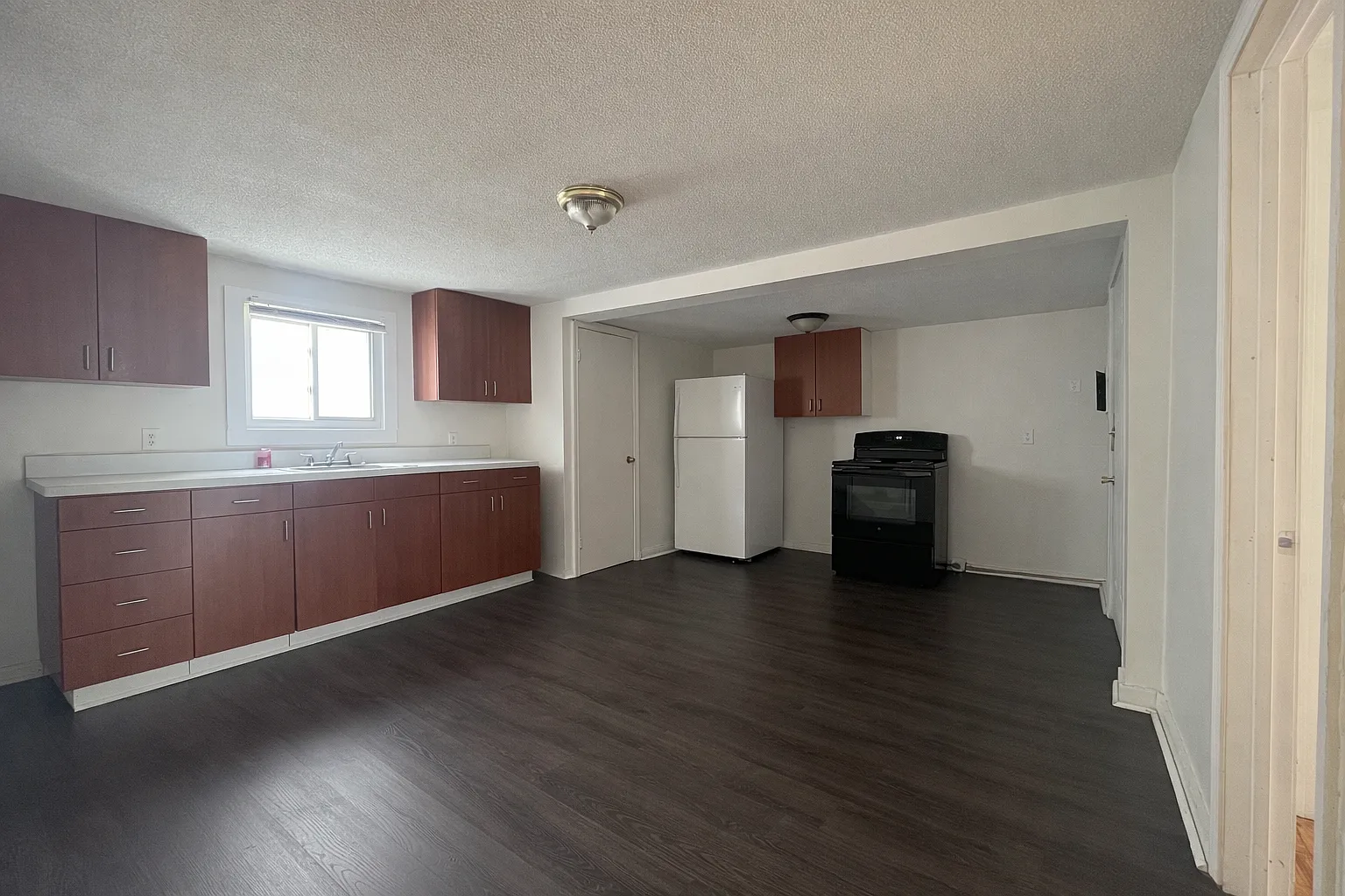 3 bed, 1000 sqft, $2,150 — Photo 3