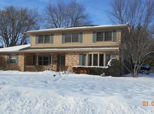 4902 Kenneth Dr, Crystal Lake, IL 60014